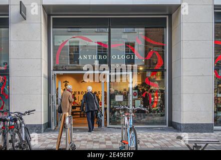 Belfast, Regno Unito. 20 dicembre 2022. Gli acquirenti entrano nel negozio di moda Anthropologie. Credit: SOPA Images Limited/Alamy Live News Foto Stock