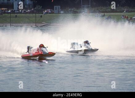 1989 Holme Pierrepont National Watersports Centre - UK International Barcha a motore Grand Prix Agosto 1989 al Holme Pierrepont Country Park, sede del National Water Sports Centre situato nella frazione di Holme Pierrepont vicino a Nottingham, Inghilterra e sul fiume Trent. Il centro fu costruito nel 1970 e nel 1971 su una ex fabbrica di ghiaia. Il centro aprì nel 1971 queste barche erano in competizione per 3 giorni Augusr 26/27/28 1989 Holme Pierrepont, Nottingham, Inghilterra, GB, Regno Unito, Europa Foto Stock