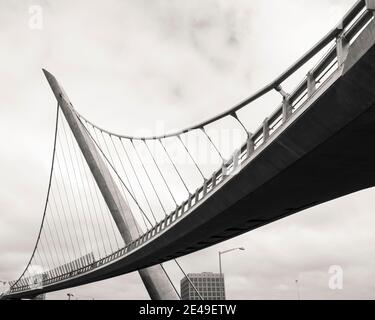 Lo Sky Bridge tra Petco Field e l'Hilton Bayfront Hotel a San Diego Foto Stock