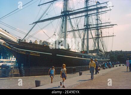 1974 London Greenwich - Cutty Sark è una nave inglese per la riformeria restaurata dopo il fuoco nel 2007 e nel 2014 . Costruito sul fiume Leven, Dumbarton, Scozia nel 1869. Il Cutty Sark è elencato dalle navi storiche nazionali come parte della National Historic Fleet. Cutty Sark era destinato al commercio del tè, allora una corsa intensamente competitiva in tutto il mondo dalla Cina a Londra. Nel 1953 Cutty Sark è stata donata alla Cutty Sark Preservation Society e nel 1954 è stata trasferita ad un bacino di ardesia costruito su misura a Greenwich London al National Maritime Museum Greenwich London, GB UK Europe Foto Stock