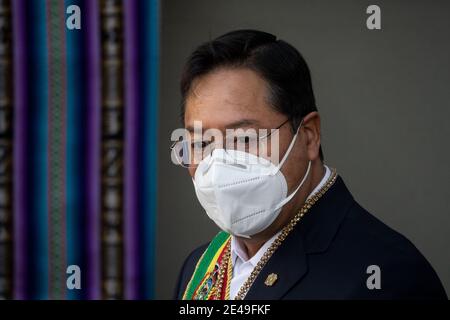 La Paz, Bolivia. 22 gennaio 2021. Luis Arce (m., indietro), presidente della Bolivia, partecipa ad una cerimonia che celebra l'anniversario della dichiarazione della Bolivia come Stato Plurinazionale. La Bolivia è stata dichiarata uno Stato Plurinazionale durante la presidenza di Morales, il primo capo di stato indigeno nella storia del paese sudamericano. Il suo successore Arce conta anche con il sostegno di molte comunità indigene. Credit: Radoslaw Czajkowski/dpa/Alamy Live News Foto Stock