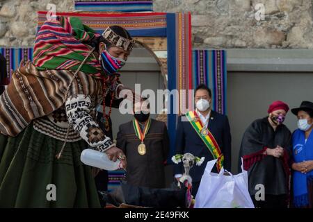 La Paz, Bolivia. 22 gennaio 2021. Luis Arce (m., indietro), presidente della Bolivia, partecipa ad una cerimonia che celebra l'anniversario della dichiarazione della Bolivia come Stato Plurinazionale. La Bolivia è stata dichiarata uno Stato Plurinazionale durante la presidenza di Morales, il primo capo di stato indigeno nella storia del paese sudamericano. Il suo successore Arce conta anche con il sostegno di molte comunità indigene. Credit: Radoslaw Czajkowski/dpa/Alamy Live News Foto Stock