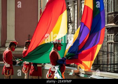 La Paz, Bolivia. 22 gennaio 2021. I membri di una guardia alzano bandiere durante una cerimonia per celebrare l'anniversario della dichiarazione della Bolivia come Stato Plurinazionale. La Bolivia è stata dichiarata uno Stato Plurinazionale durante la presidenza di Morales, il primo capo di stato indigeno nella storia del paese sudamericano. Il suo successore Arce conta anche con il sostegno di molte comunità indigene. Credit: Radoslaw Czajkowski/dpa/Alamy Live News Foto Stock