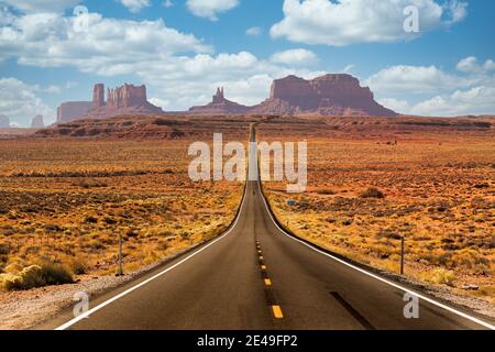 Strada del deserto per Monument Valley, Utah - USA Foto Stock