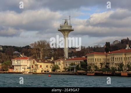 Residenze moderne sullo stretto di Bosforo a Istanbul, Turchia Foto Stock