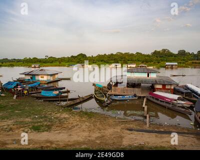 Caballococha, Perù - 11 dicembre 2017: Piccola città con il porto sulla riva del fiume Amazzonia sulla strada da Santa Rosa a Iquitos. Amazzonia. America del Sud Foto Stock
