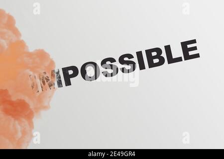 Parola impossibile trasformarsi in possibile con fumo rosa. Concetto di motivazione aziendale per le startup. Foto Stock