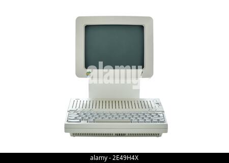 Computer desktop Apple classico d'epoca degli anni '80 con integrato monitor e tastiera isolati su sfondo bianco Foto Stock