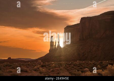 Tramonto dietro Mesa nella Navajp Tribal Park Monument Valley Foto Stock