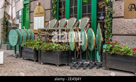 Copenhagen, Danimarca - 12 Dic 2020: Impatto del coronavirus, tavoli da ristorante e da caffetteria vuoti Foto Stock