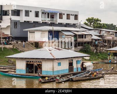 Caballococha, Perù - 11 dicembre 2017: Piccola città con il porto sulla riva del fiume Amazzonia sulla strada da Santa Rosa a Iquitos. Amazzonia. America del Sud Foto Stock