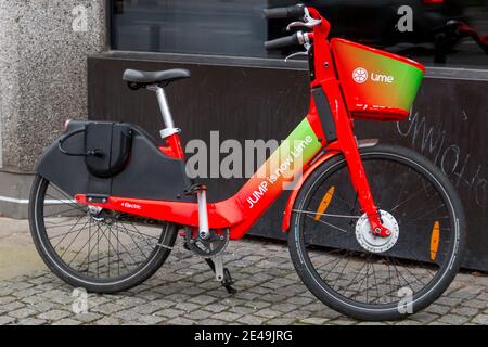 Copenhagen, Danimarca - 12 Dic 2020: Una bici elettrica arancione e verde che potete noleggiare a Copenhagen Foto Stock