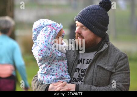 Padre e figlia tempo al Parco - avvolti Per l'inverno - genitore e bambino - Sussex - UK Foto Stock