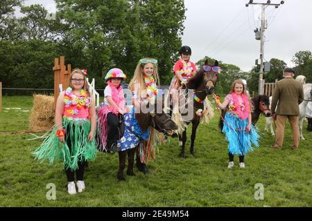 Straiton, Ayrshire, Scozia, Regno Unito 10 giugno 2017. Mostra agricola locale.. Abito fantasia bambini con Ellie Cathcart (9) Kaydee Lawrie (10) Darcy Cathcart (4) Chloe Lawson (12) e Holly Grier (10) con i loro pony Flash & Poppy Foto Stock