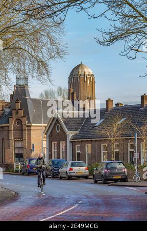 Zutphen, Olanda - Januari, 10, 2021: Centro medievale cittadino di Zutphen nei Paesi Bassi con la storica torre dell'acqua. Gli interni sono stati rinnovati in appartamenti. Foto Stock