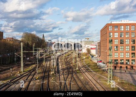 Eisenbahngleise zur Einfahrt in den Kieler Hauptbahnhof im Winter Foto Stock