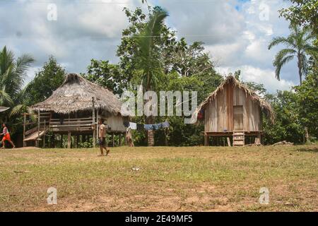 Atalaya do Norte, Brasile - Nov 15 2013: Villaggio di indiani. Vale do Javari territorio indigeno. Amazon, Amazzonia, Sud America. Foto Stock