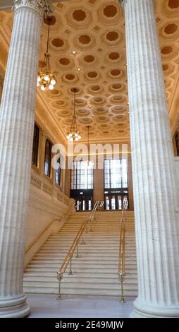 Union Station, Chicago, Ill, è un terminal ferroviario interurbano collegato a tutte le principali città degli Stati Uniti, come New York, Laos Angeles, New Orleans, ecc. costruito con pietra calcarea dell'Indiana dall'architetto Daniel Burnham in stile neoclassico. Foto Stock