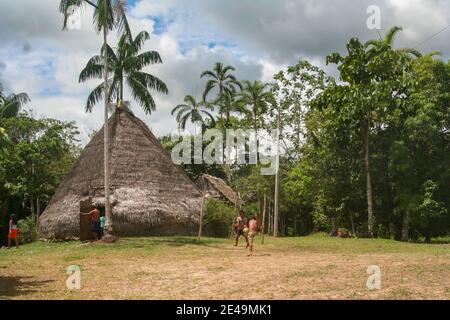 Atalaya do Norte, Brasile- Nov 15 2013: Maloca in villaggio indiano. Vale do Javari territorio indigeno. Amazon, Amazzonia, Sud America. Foto Stock