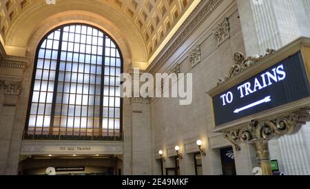 Union Station, Chicago, Ill, è un terminal ferroviario interurbano collegato a tutte le principali città degli Stati Uniti, come New York, Laos Angeles, New Orleans, ecc. costruito con pietra calcarea dell'Indiana dall'architetto Daniel Burnham in stile neoclassico. Foto Stock