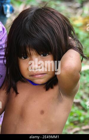 Atalaya do Norte, Brasile - Nov 15 2013: Famiglia di indiani. Vale do Javari territorio indigeno. Amazon, Amazzonia, Sud America. Foto Stock