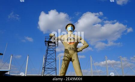 Tulsa - Oklahoma. Il Driller d'Oro, una statua di 20 tonnellate metriche, costruita nel 1952 e dotata di maschera facciale durante la pandemia di Covid-19 Foto Stock