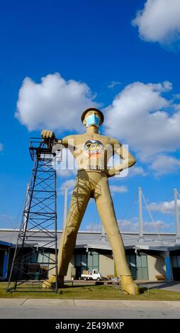 Tulsa - Oklahoma. Il Driller d'Oro, una statua di 20 tonnellate metriche, costruita nel 1952 e dotata di maschera facciale durante la pandemia di Covid-19 Foto Stock