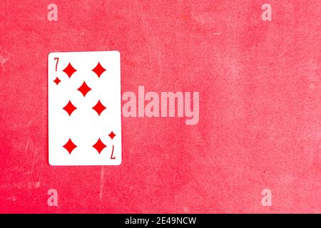 Sette di Diamanti carta da gioco su sfondo rosso, vista dall'alto Foto Stock