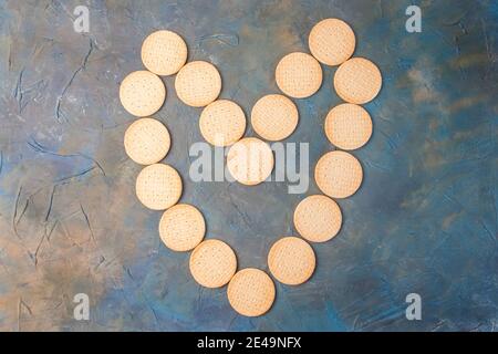 I biscotti rotondi sono disposti a forma di cuore. Il concetto di San Valentino. Primo piano Foto Stock