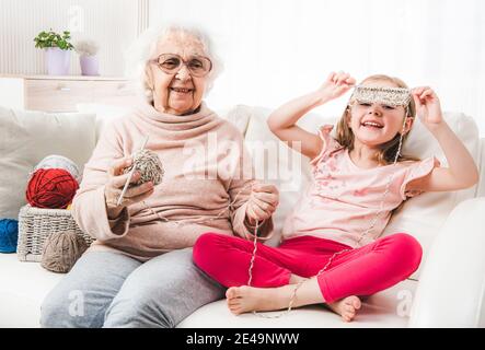 Nipote sorridente con nonna che si unisce Foto Stock