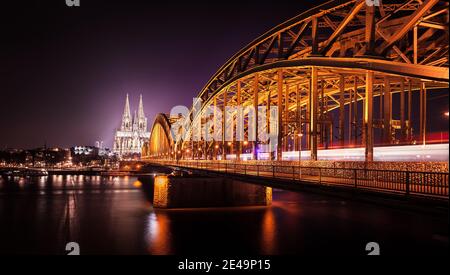 Ponte Deutz sul fiume Rhein con cupola illuminata a Colonia notte Foto Stock