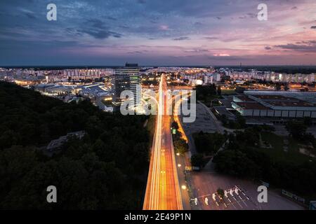 Vista sul cielo di Bratislava dal ristorante Bridge UFO con luce auto Sentieri al tramonto Foto Stock