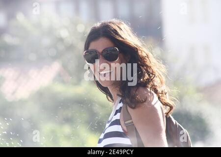 Bella donna spagnola brunette con lunghi capelli di mezza età in positivo atteggiamento felice e ridere. Foto Stock