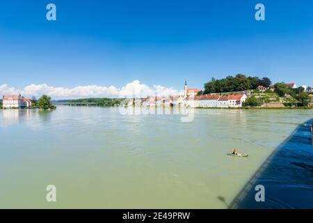 Schärding, River Inn e destra Schärding, Neuhaus am Inn città sinistra con Neuhaus Castello, paddler, Innviertel, Oberösterreich, Austria superiore Foto Stock