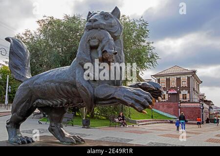 Statua di Babr, creatura mitologica e simbolo della città Irkutsk all'ingresso del quartiere storico in legno 'insediamento Irkutsk', Siberia, Russia Foto Stock