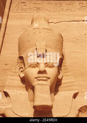Egitto del Nord Africa antico tempio egizio di Abu Simbel di Ramses II primo piano della statua della testa scolpita nella pietra Foto Stock