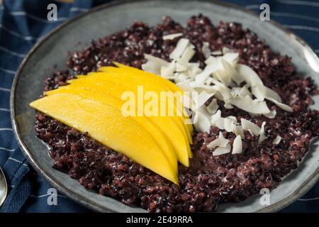 Riso al mango viola con latte di cocco fatto in casa Foto Stock