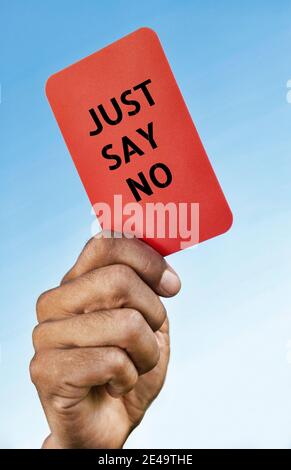 Uomo che tiene fuori un dire giusto nessun cartellino rosso Foto Stock