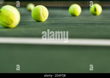 Fila di palle da tennis sulla superficie di Corte Foto Stock