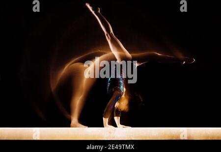 Facendo ginnasta Split Handstand sul fascio di equilibrio Foto Stock