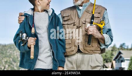 Nonno e nipote godendo la pesca insieme Foto Stock