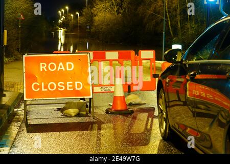 Un cartello stradale chiuso per deviare gli automobilisti da Barnsdale Road Ad Allerton Bywater che ha allagato causato da Storm Christoph Foto Stock