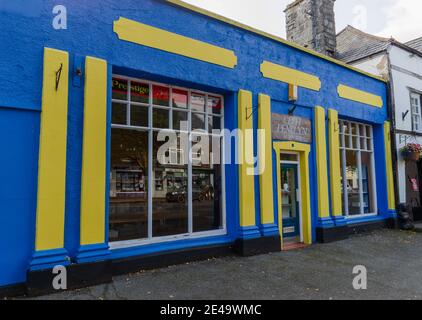 Bala; Regno Unito: 20 settembre 2020: Celfi Penllyn è un negozio indipendente di ferramenta dipinto di luminosissimo su High Street. Foto Stock