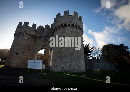 L'ingresso al castello di Gwrych, ad Abergele, nel Galles del nord, il luogo per l'edizione 2020 del programma televisivo i'm A Celebrity Get Me out of Here. Ci sono stati rapporti che specie non native di insetti come scarafaggi sono sfuggiti dal set e hanno trovato la loro strada nell'ambiente locale. Foto Stock