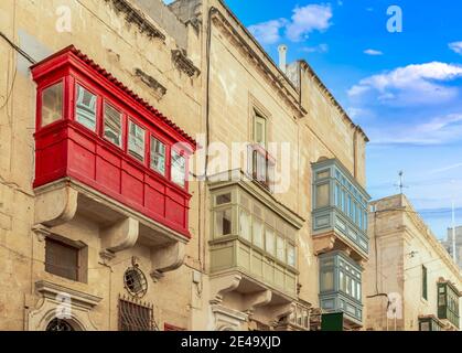 Facciata e finestre tipiche di case, in Valletta, sull'isola di Malta Foto Stock