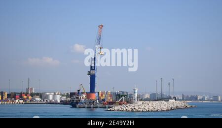 Porto Akdeniz. Spedire il contenitore in un molo al porto. Antalya, Turchia. Foto Stock