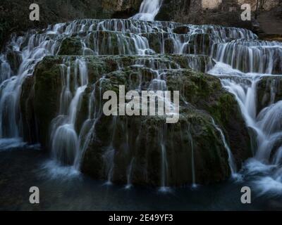 Lungo panorama di cascata di muschio verde in Orbaneja del Castillo, Burgos, Castiglia e Leon, Spagna, Europa Foto Stock