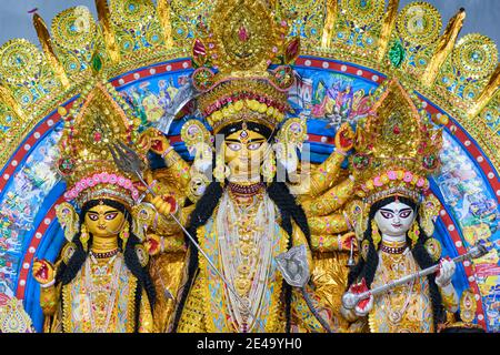 Dea Durga idol a decorati Durga a Sovabazar Rajbari a Kolkata, Bengala Occidentale, India. Durga Puja è il più grande festival religioso dell'Induismo e lo è Foto Stock