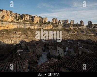 Vista panoramica di idilliaca remota campagna villaggio di Orbaneja Del Castillo formazione rocciosa carsica Valle del fiume Ebro Burgos Castiglia E Leon Sp Foto Stock