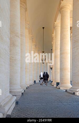 Tre monache in un portico, Vaticano, Italia Foto Stock